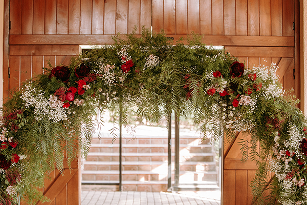 summer-wedding-athens-red-roses-white-chrysathemum_10z