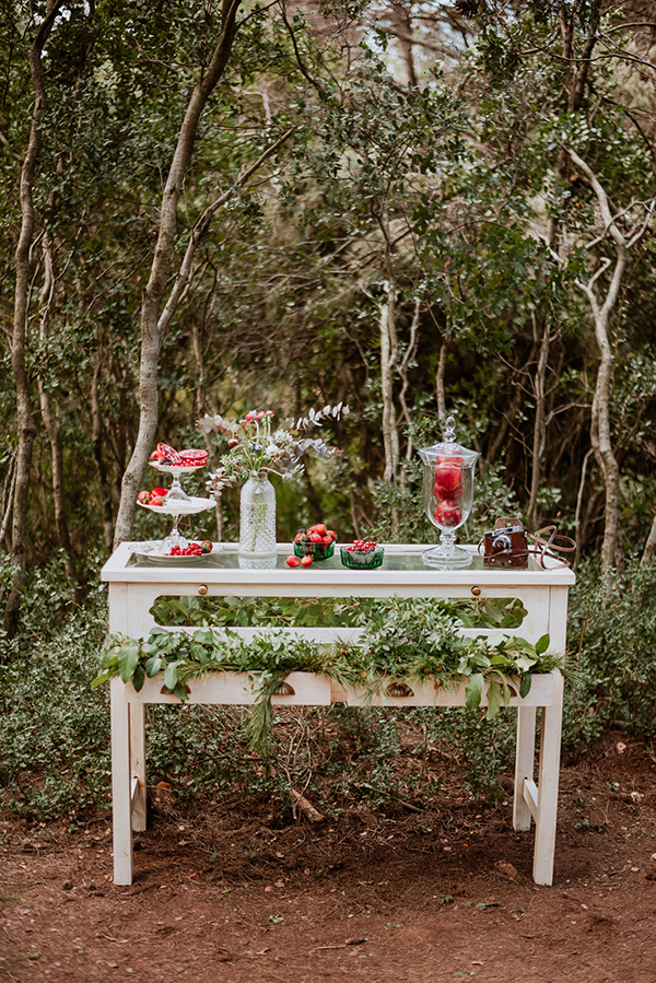 Vintage dessert table. Διακοσμείται με βάζο και stands γεμάτα με λουλούδια και φρούτα.
