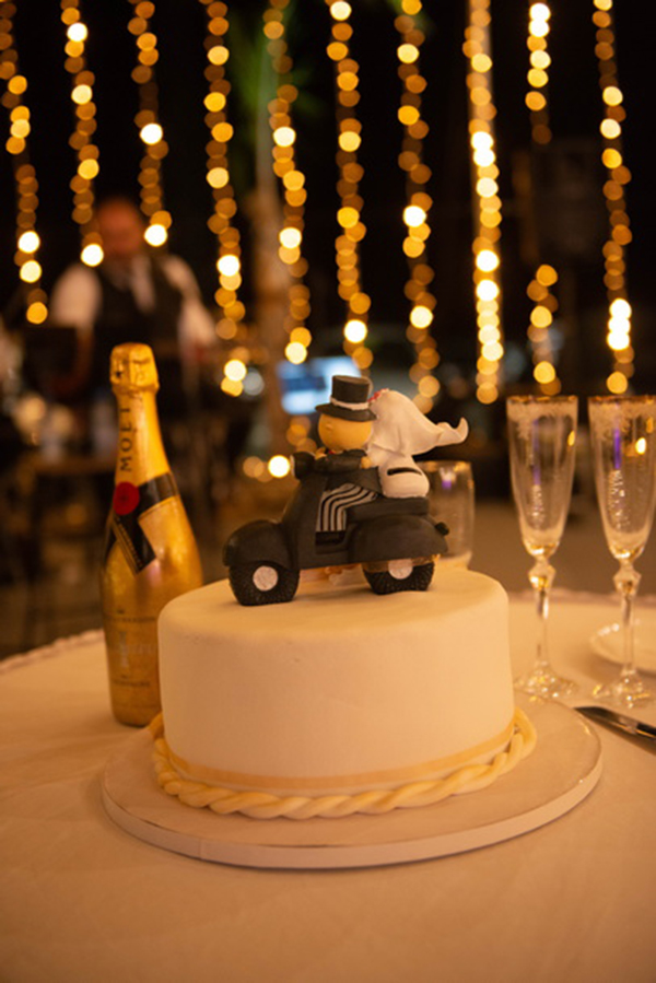 Λευκή γαμήλια τούρτα σε μοντέρνο ύφος με χρυσές λεπτομέρειες