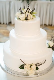 Ολόλευκη τρίπατη τούρτα γάμου για έναν ρομαντικό στυλ γάμου
