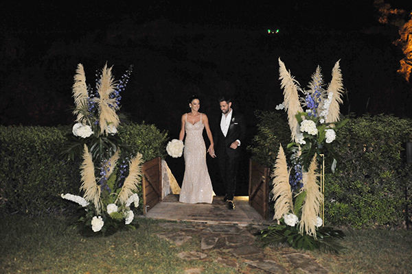 Boho – chic γάμος στη Λίμνη Βουλιαγμένης με εντυπωσιακές ανθοσυνθέσεις από pampas grass