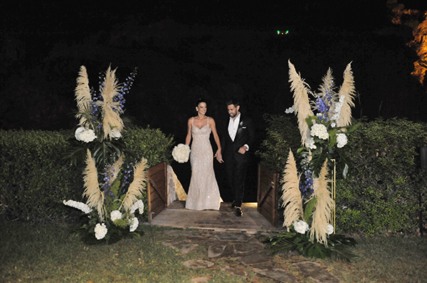 boho-chic-wedding-lake-vouliagmeni-impressive-flowers-pampas-grass-hydrangeas-orchids_15