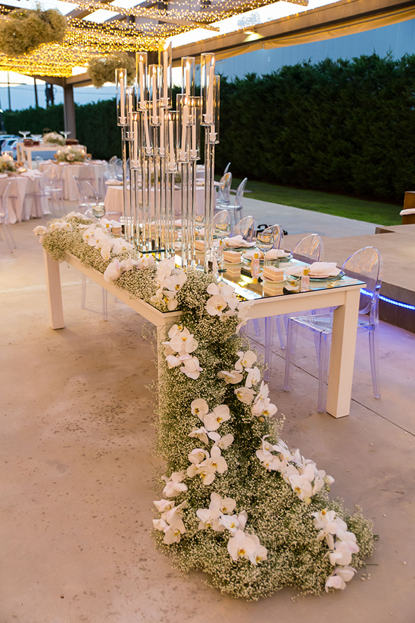Elegant γαμήλιο τραπέζι με μια φαντασμαγορική διακόσμηση από γυψοφίλη, ορτανσίες και ορχιδέες