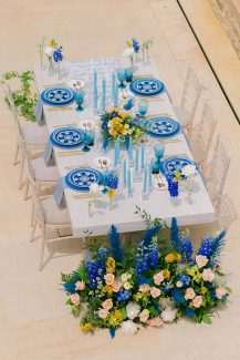 Εκπληκτικά όμορφα διακοσμημένο γαμήλιο τραπέζι σε φανταχτερές αποχρώσεις του μπλε