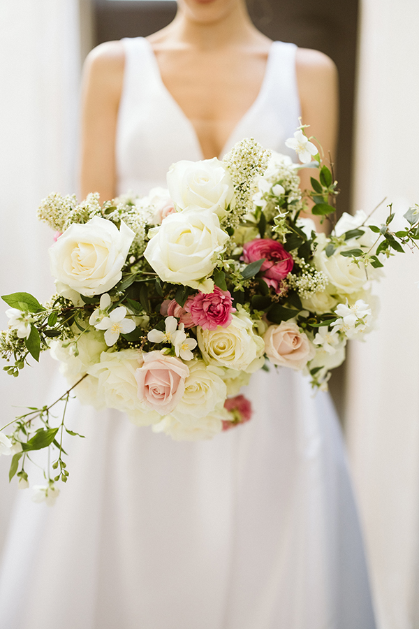 Εντυπωσιακή νυφική ανθοδέσμη με πανέμορφα ρομαντικά τριαντάφυλλα σε λευκές και ροζ αποχρώσεις.