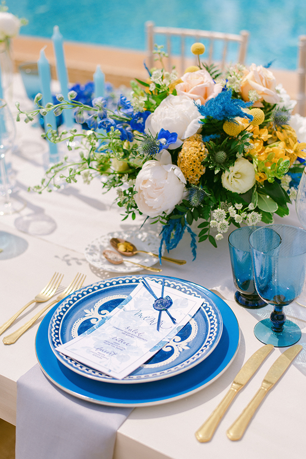 modern-styled-shoot-impressive-arrangements-orchids-roses-freesias-vivid-hues-blue_10