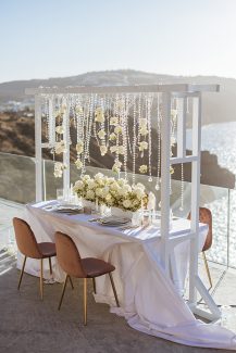 Super romantic στολισμός γαμήλιου τραπεζιού με λευκά τριαντάφυλλα και κρεμαστές κρυστάλλινες λεπτομέρειες