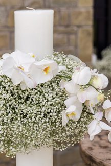 Ultra romantic λαμπάδα εκκλησίας με πλούσια άνθη γυψοφίλης και ορχιδέες