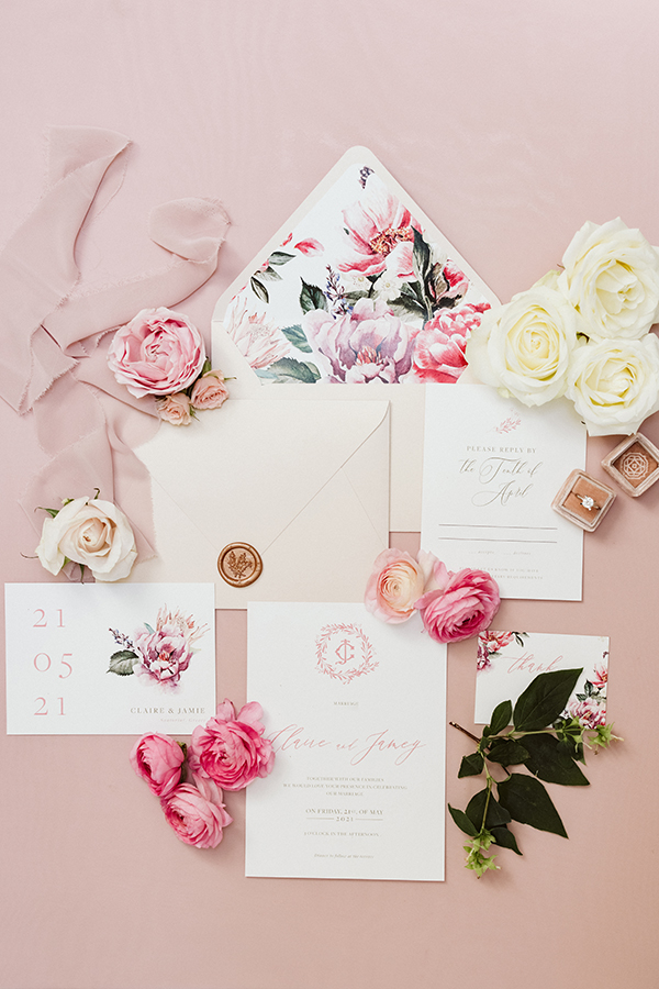 Ultra romantic προσκλητήρια γάμου με floral details και σφραγίδα στον φάκελο που μαγνητίζει