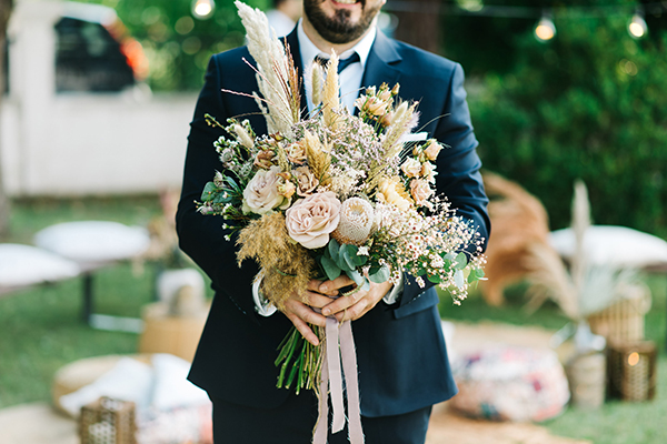 Εντυπωσιακό νυφικό μπουκέτο με pampas grass, άνθη λεβάντας, ρομαντικά τριαντάφυλλα και ευκάλυπτο