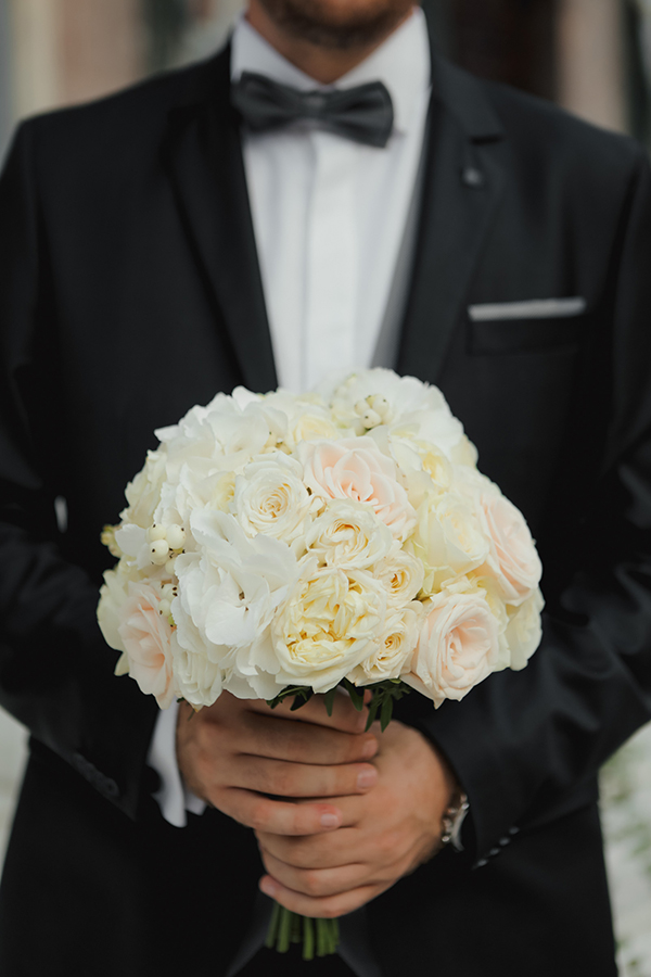 Στρογγυλή νυφική ανθοδέσμη με ρομαντικά mini roses σε απαλές αποχρώσεις ιβουάρ, ροζ και λευκού