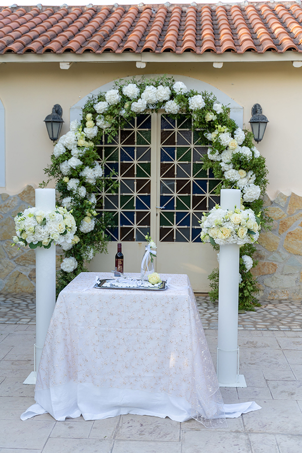 summer-wedding-athens-impressive-flower-arrangments-white-roses_05x