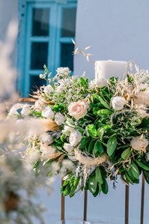Λαμπάδες γάμου σε χρυσά stands με ιβουάρ τριαντάφυλλα, λυσίανθους και pampas grass.