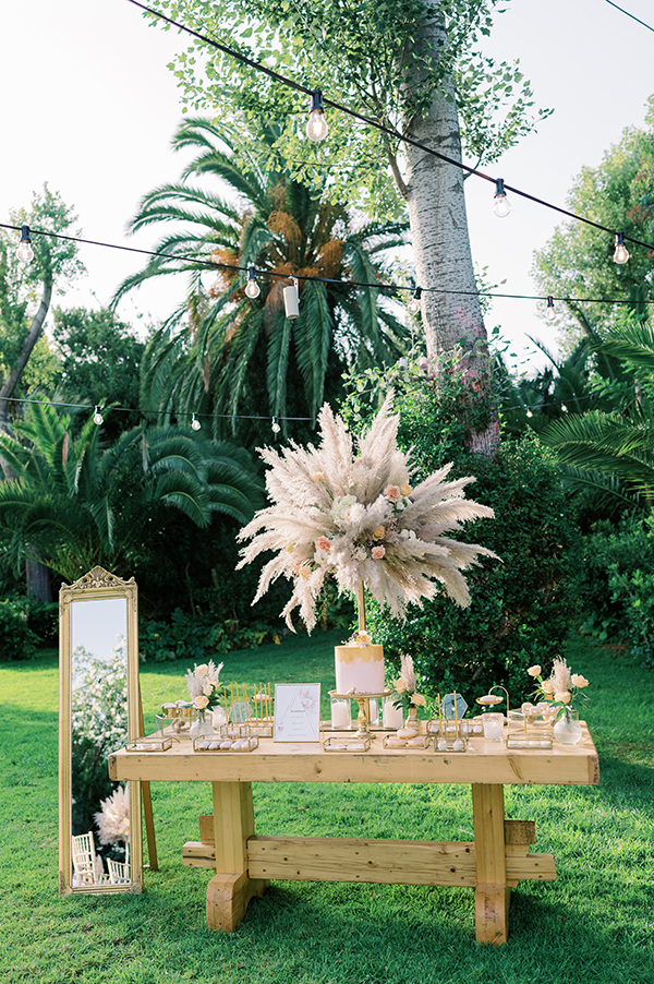 Ξύλινο dessert table με εντυπωσιακές συνθέσεις από pampas grass