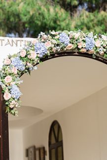 Στολισμός εισόδου εκκλησίας με λουλούδια σε ρομαντικές αποχρώσεις