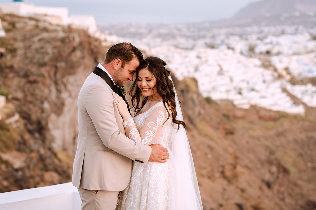 Εντυπωσιακός γάμος στη Σαντορίνη με λευκές ορχιδέες και τριαντάφυλλα │ Ζέτα & Θοδωρής