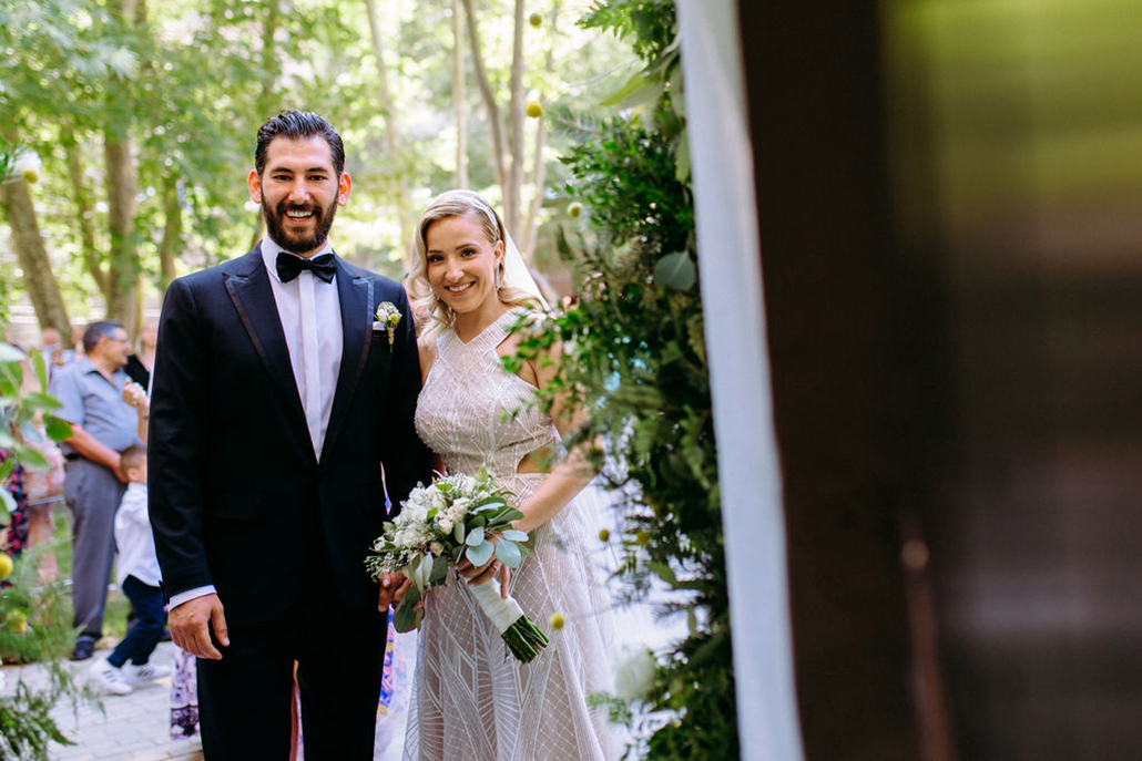 Υπέροχος γάμος στον Πρωταρά με λευκά άνθη και emerald πινελιές  │ Μαρία & Νάκης