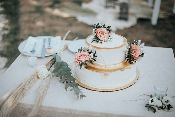 Υπέροχη γαμήλια τούρτα σε λευκό χρώμα και peach – χρυσές πινελιές