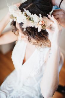 Υπέροχο στεφανάκι για μαλλιά νύφης με φυσικά λουλούδια