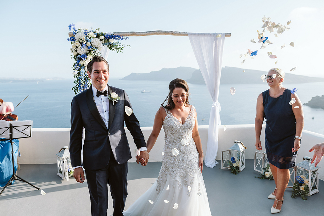Ρομαντικός γάμος στη Σαντορίνη με εντυπωσιακά λευκά και μπλε λουλούδια │ Emily & Derek