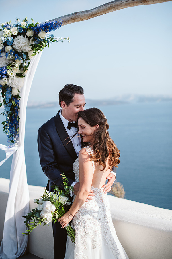romantic-wedding-santorini-island-impressive-white-blue-florals_01