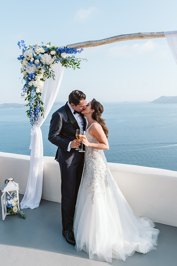 romantic-wedding-santorini-island-impressive-white-blue-florals_03