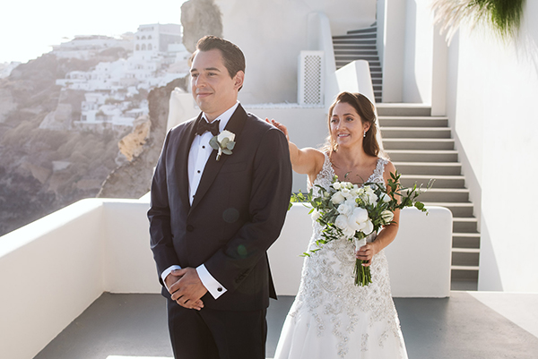 romantic-wedding-santorini-island-impressive-white-blue-florals_13