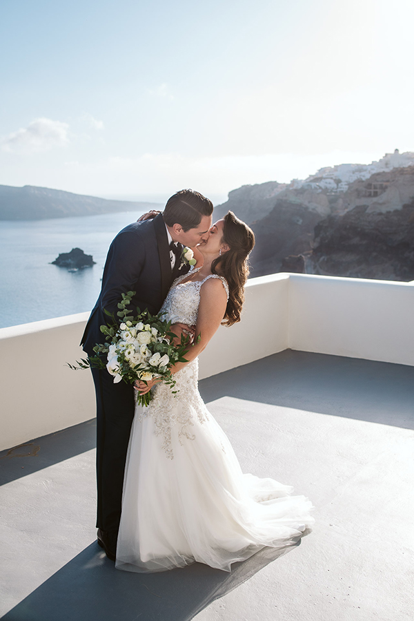 romantic-wedding-santorini-island-impressive-white-blue-florals_15