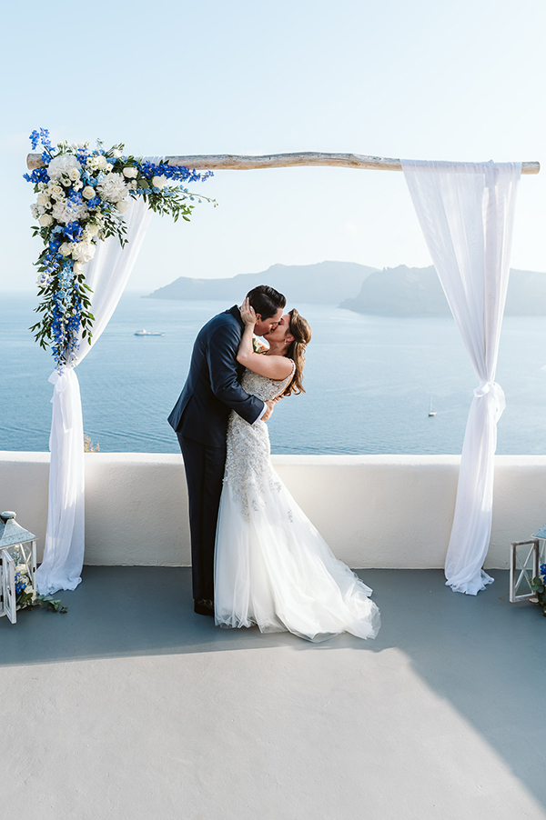 romantic-wedding-santorini-island-impressive-white-blue-florals_23