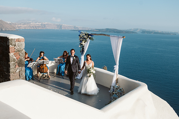 romantic-wedding-santorini-island-impressive-white-blue-florals_25