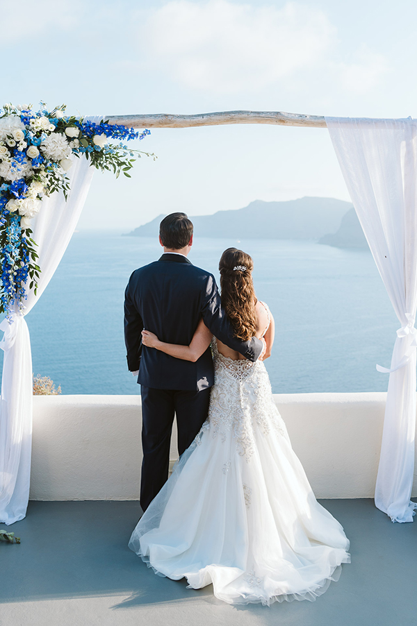romantic-wedding-santorini-island-impressive-white-blue-florals_26