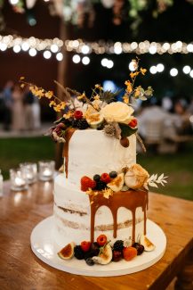 Διώροφη τούρτα γάμου με φρούτα