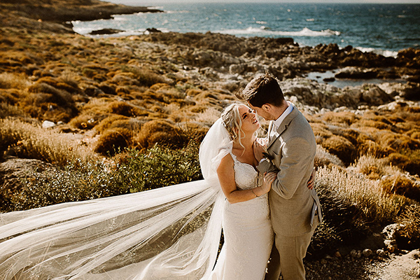 Destination γάμος στην Κρήτη με ευκάλυπτο και λευκά λουλούδια │ Μαργαρίτα & Frank