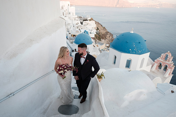 intimate-wedding-santorini-island-burgundy-hues-bright-letters_03