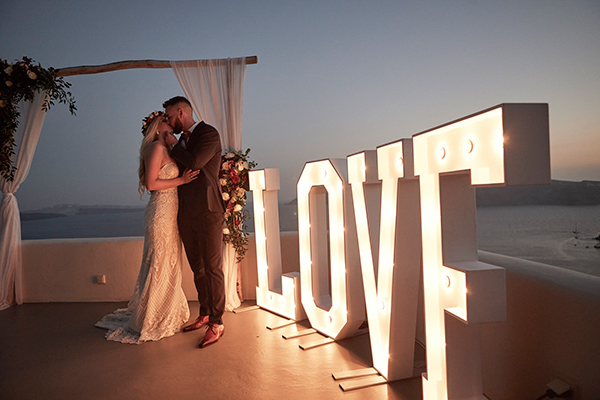 intimate-wedding-santorini-island-burgundy-hues-bright-letters_41