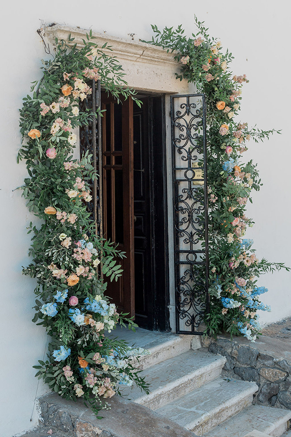 romantic-corfu-wedding-stunning-florals-orange-blue-hues_15