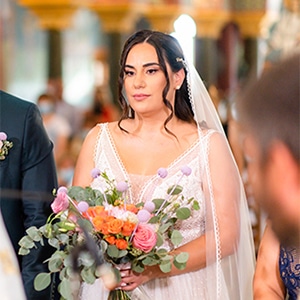 Καλοκαιρινός γάμος στην Λευκωσία με πολύχρωμο ανθοστολισμό │ Αθηνά & Σάββας