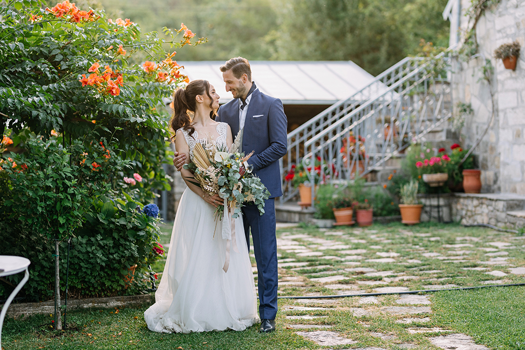 Vintage καλοκαιρινός γάμος στην Κοζάνη με λευκά λουλούδια │ Ντίνα & Φώτης