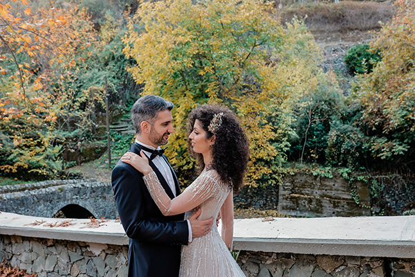 Φθινοπωρινός γάμος στη Λευκωσία με λευκά λουλούδια και χρυσές πινελιές | Μαρία & Σάββας