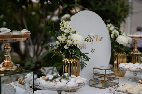 chic-summer-wedding-white-flowers-gold-accents_11