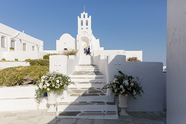 destination-summer-wedding-sifnos-island-white-florals_19