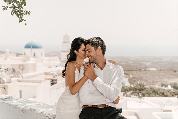 colorful-styled-shoot-santorini-stunning-views-luxurious-details_06