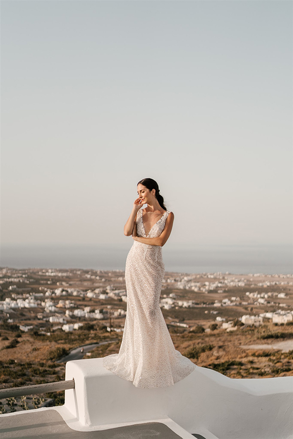 colorful-styled-shoot-santorini-stunning-views-luxurious-details_11