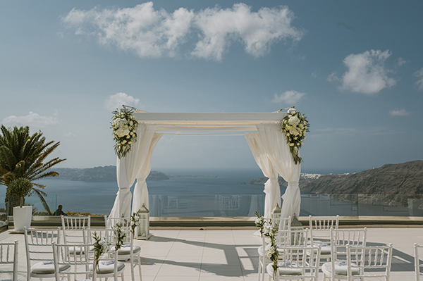 dreamy-destination-wedding-santorini-white-hydrangeas-roses_06