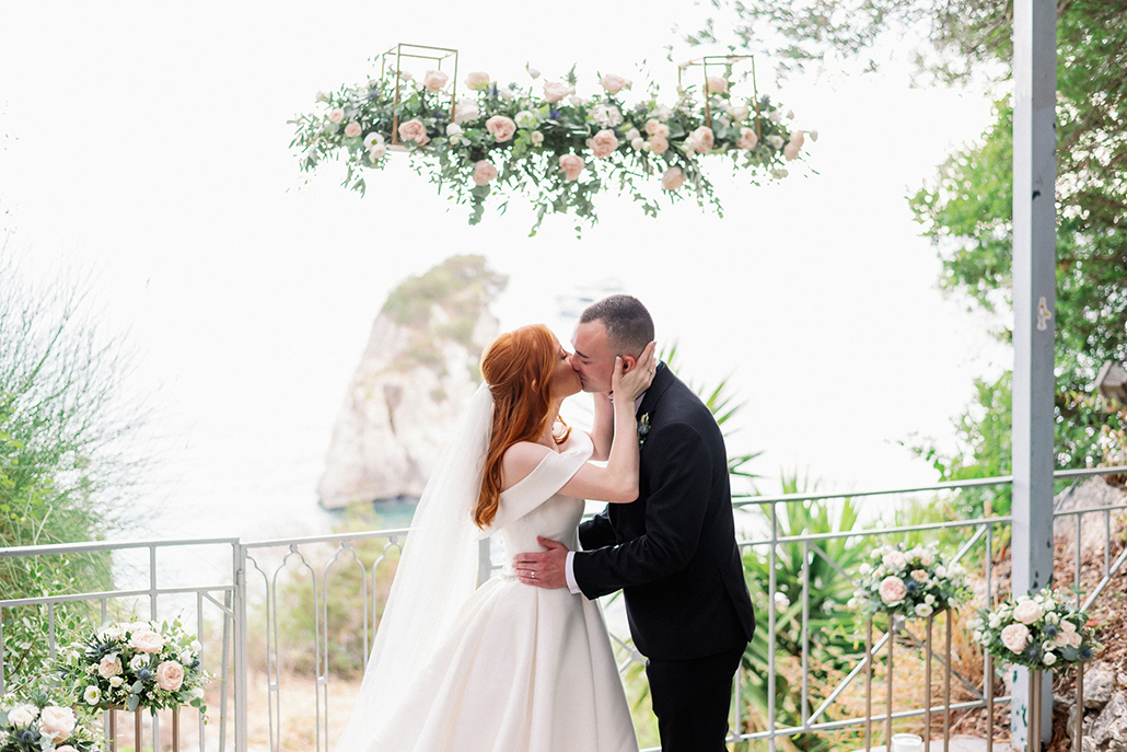 Ονειρικός καλοκαιρινός γάμος στην Πάργα με ρομαντικά άνθη │ Chelsie & Chris