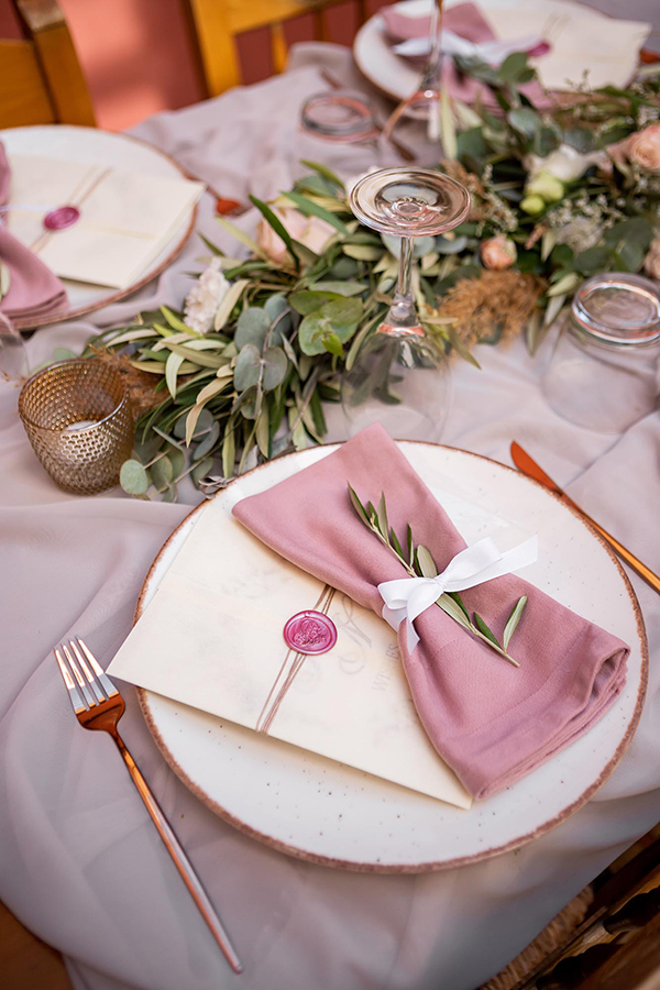 micro-wedding-decoration-ideas-rustic-elements-dusty-pink-details_09