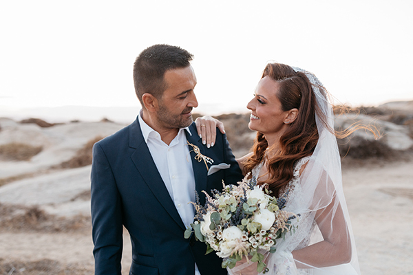 Ένας ρομαντικός γάμος στην Νάξο με λευκό λυσίανθο και λεβάντες │ Μίνα & Σπύρος