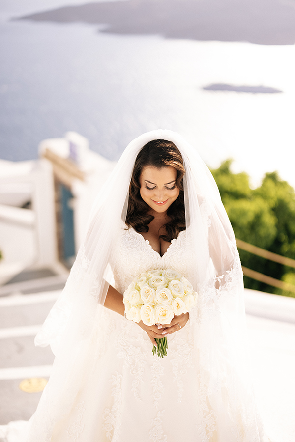 romantic-summer-wedding-santorini-many-fairylights-white-roses_20