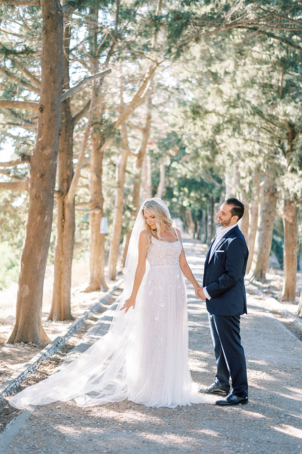 stunning-fall-wedding-rhodes-lysianthus-eucalyptus_54