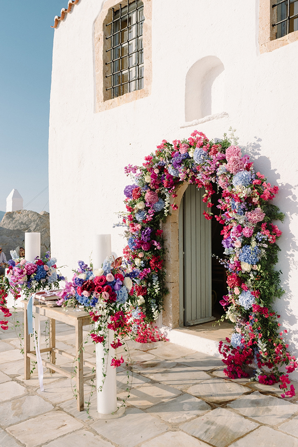 lovely-wedding-hydra-lush-florals-enchanting-view_17